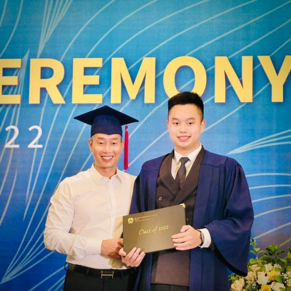 Sếp lớn VTV khoe con trai tuổi 18, ngoại hình cao lớn vượt cả bố-7