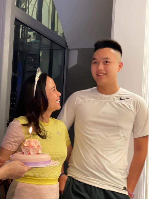 Sếp lớn VTV khoe con trai tuổi 18, ngoại hình cao lớn vượt cả bố-2