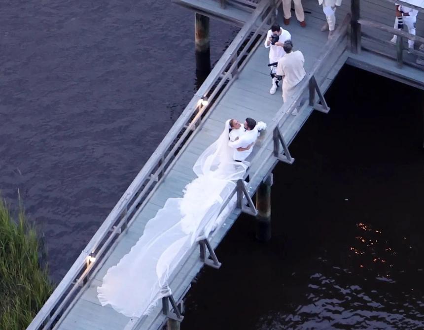 Ben Affleck và Jennifer Lopez hôn nhau ở đám cưới bên sông-3