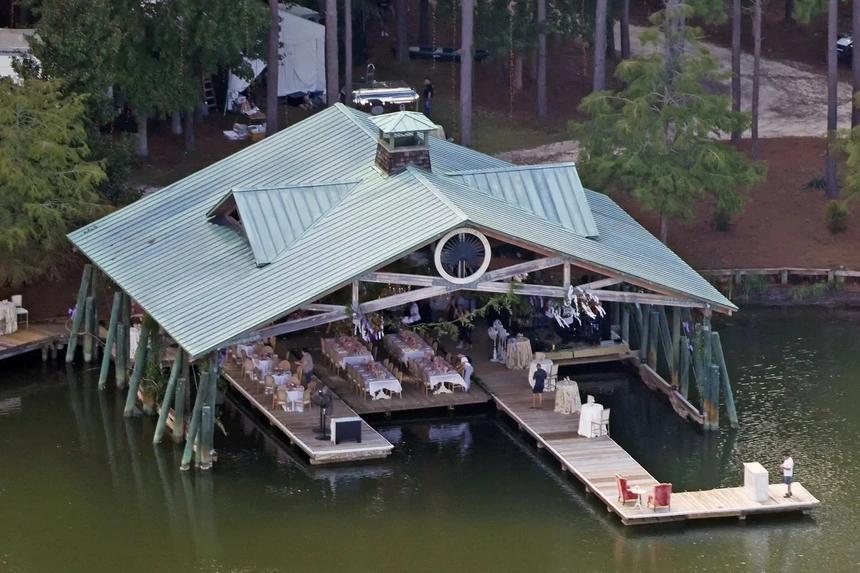 Ben Affleck và Jennifer Lopez hôn nhau ở đám cưới bên sông-5