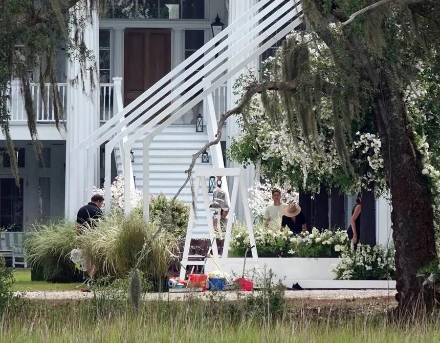 Ben Affleck và Jennifer Lopez hôn nhau ở đám cưới bên sông-7