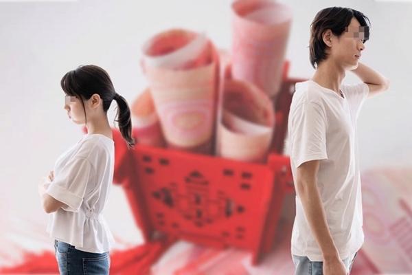 Chàng trai bất ngờ nổi tiếng vì hành động đổi dép cho bạn gái-10