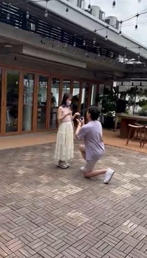 Em gái Chế Nguyễn Quỳnh Châu được bạn trai yêu 11 năm cầu hôn-1