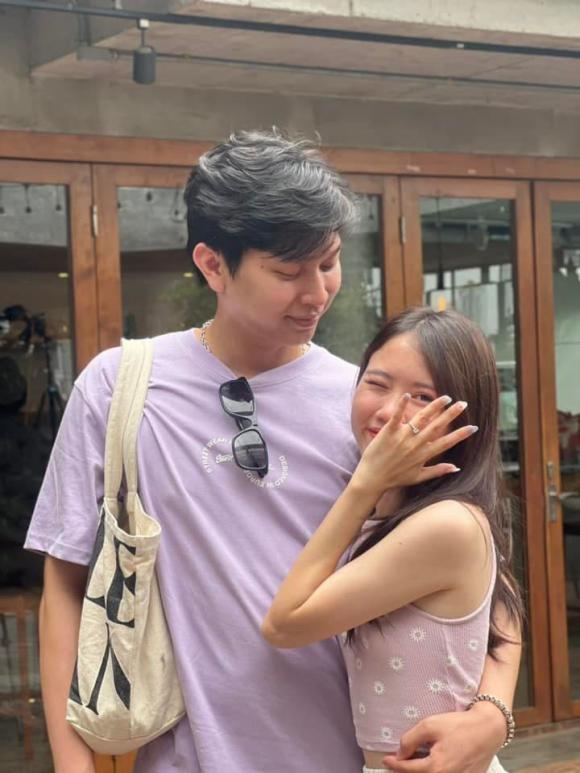 Em gái Chế Nguyễn Quỳnh Châu được bạn trai yêu 11 năm cầu hôn-3