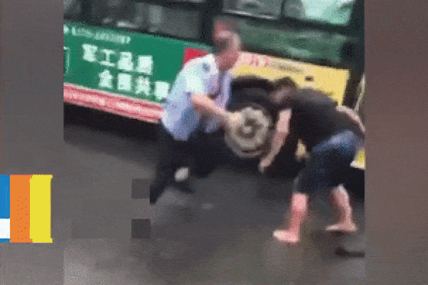Clip: Bị nhắc không mang chó lên xe bus, người đàn ông đấm tài xế gãy răng-1