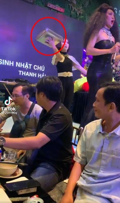 Múa quá nhiệt tình, nhân viên quăng luôn mâm vào đầu khách hàng-1