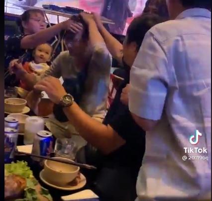 Múa quá nhiệt tình, nhân viên quăng luôn mâm vào đầu khách hàng-3