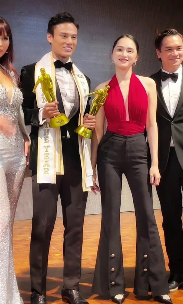 Hương Giang xuất hiện sau chia tay, bé như kẹo giữa đám đông-2