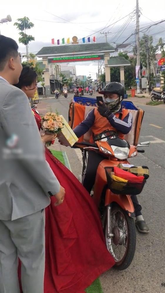 Cô dâu nhận được quà của khách không mời mà đến giữa đám cưới-1