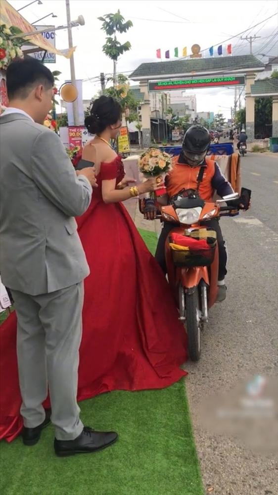 Cô dâu nhận được quà của khách không mời mà đến giữa đám cưới-2