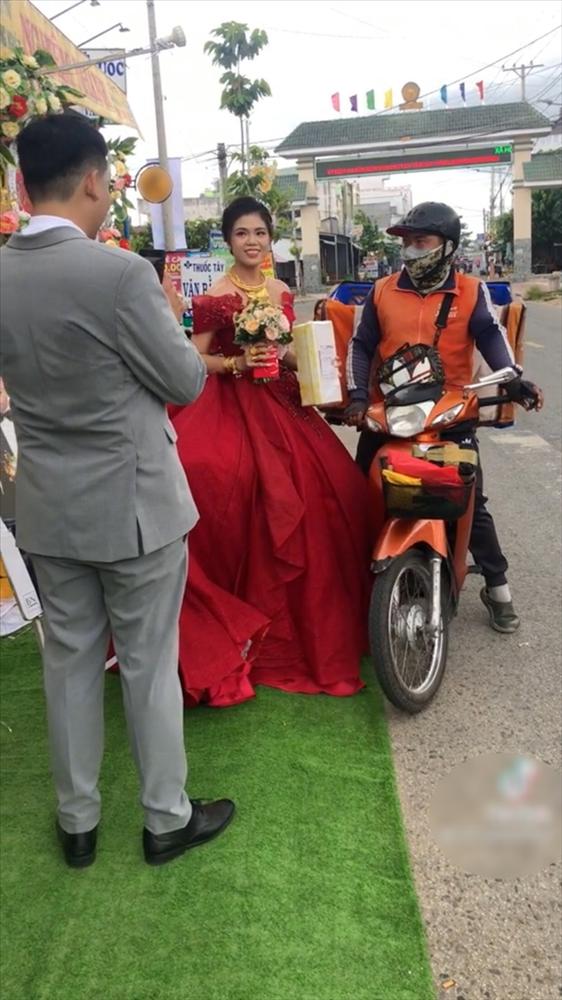 Cô dâu nhận được quà của khách không mời mà đến giữa đám cưới-3