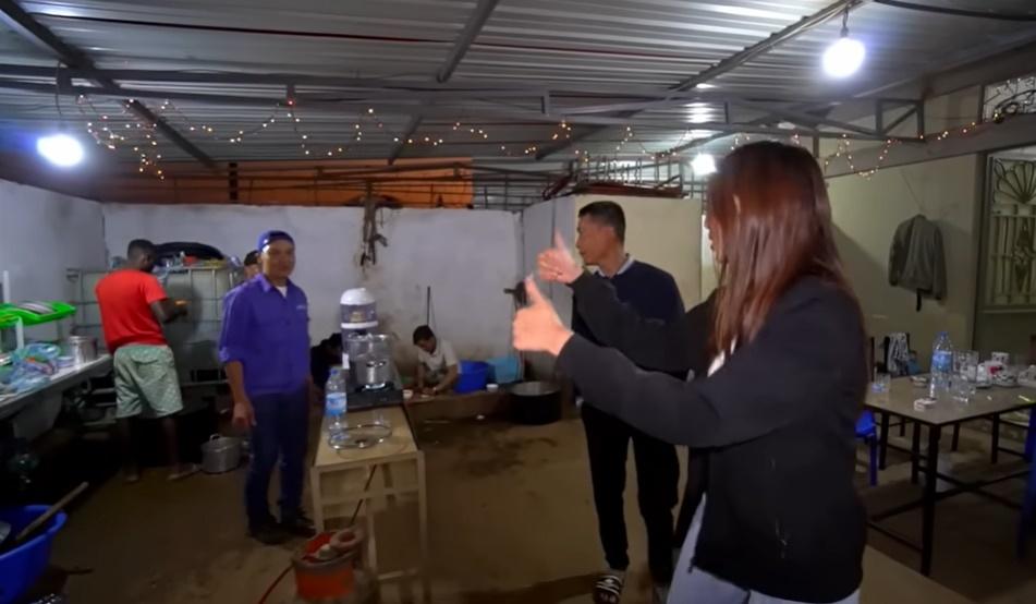 Sở hữu tài sản bạc tỷ, nơi ở Quang Linh Vlog tại châu Phi có gì?-4