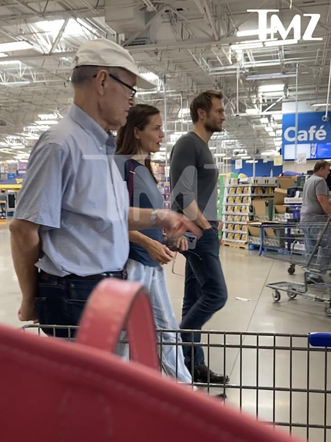 Jennifer Garner đi mua sắm khi Ben Affleck cưới Jennifer Lopez-1