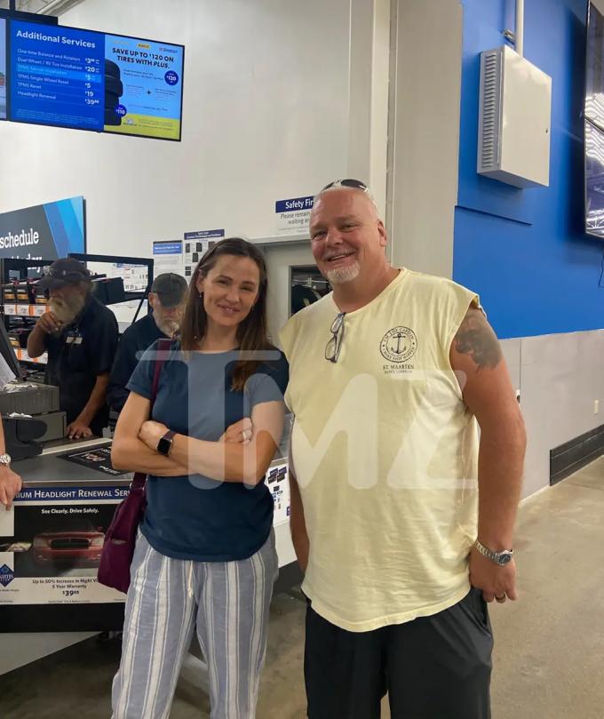 Jennifer Garner đi mua sắm khi Ben Affleck cưới Jennifer Lopez-2