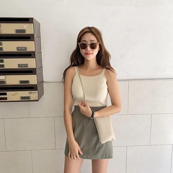 Tips mix đồ với áo hai dây lịch sự mà vẫn sành điệu-2