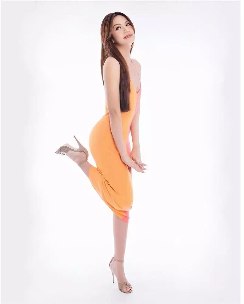 Đào Bá Lộc cực mê mặc váy bó để khoe vòng 3 siêu khủng-3