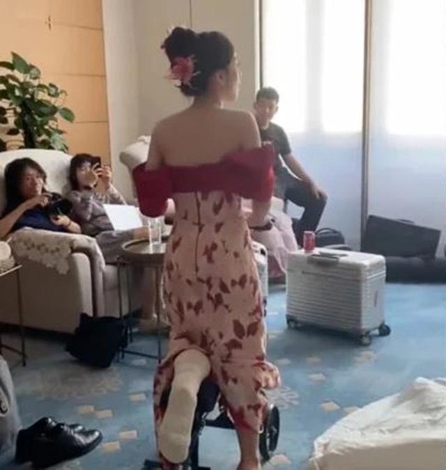 Hai lần hoãn cưới vì dịch, lần thứ 3 lại bị gãy chân, cô dâu làm điều bất ngờ-1