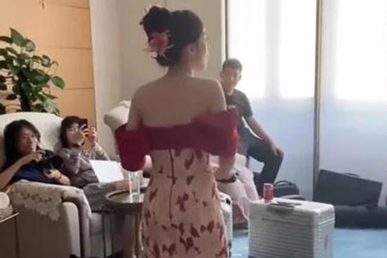 Hai lần hoãn cưới vì dịch, lần thứ 3 lại bị gãy chân, cô dâu làm điều bất ngờ