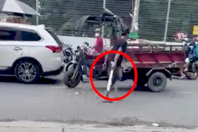 Clip: Mâu thuẫn va chạm, thanh niên cầm mã tấu chém liên tiếp xe ba gác-1