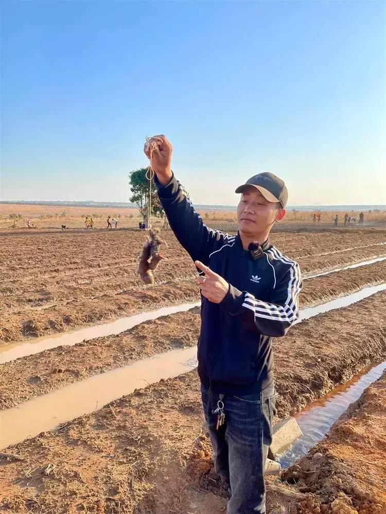 Sở hữu tài sản bạc tỷ, nơi ở Quang Linh Vlog tại châu Phi có gì?-9