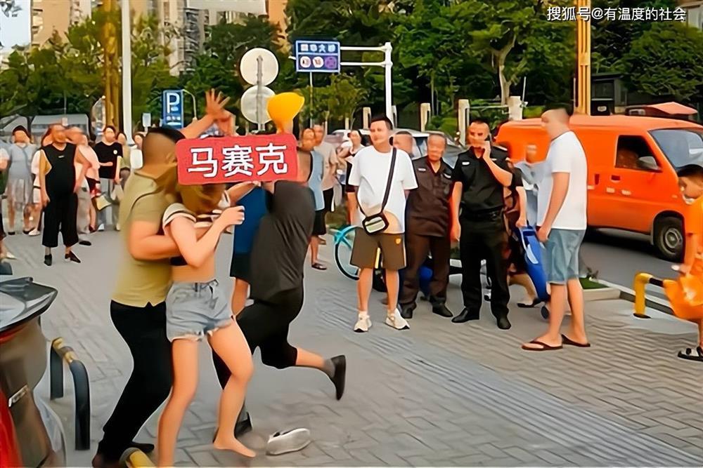 Chồng ngồi ăn cơm hộp giữa trưa nóng gặp vợ đi với trai lạ-1