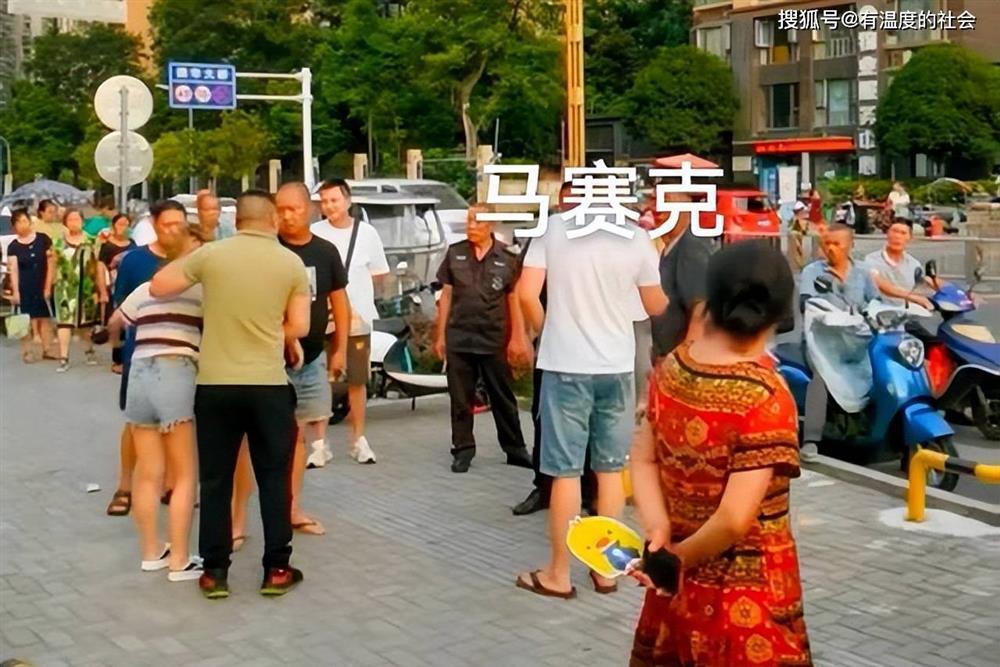 Chồng ngồi ăn cơm hộp giữa trưa nóng gặp vợ đi với trai lạ-3