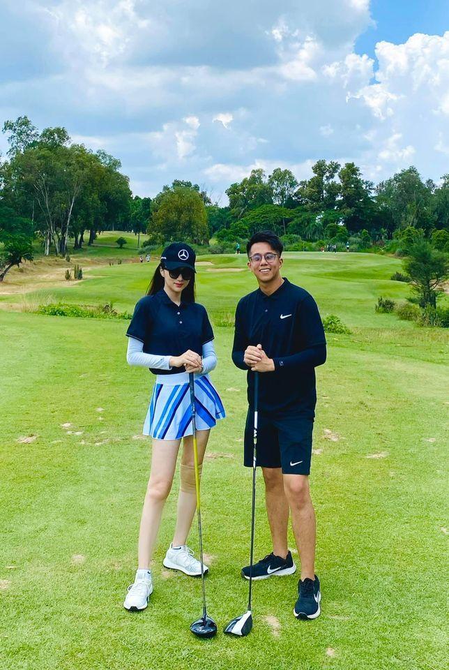 Cả hai có niềm đam mê với bộ môn golf và mỗi lần ra sân đều lên đồ xịn sò, ăn ý.