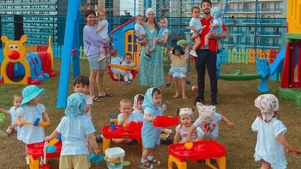 Cô gái 23 cưới chồng triệu phú 57: Có 21 người con và thuê 16 vú em-2