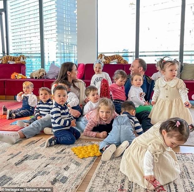 Cô gái 23 cưới chồng triệu phú 57: Có 21 người con và thuê 16 vú em-4