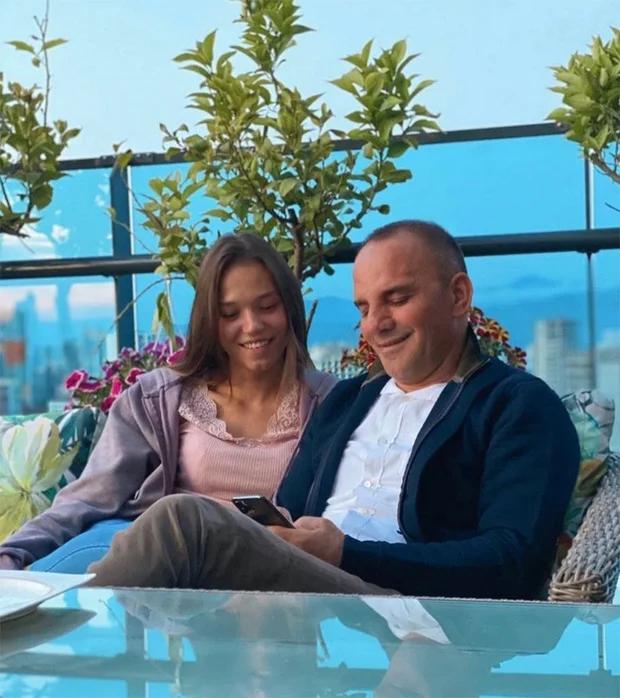 Cô gái 23 cưới chồng triệu phú 57: Có 21 người con và thuê 16 vú em-6