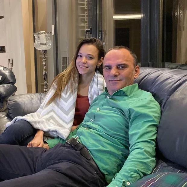 Cô gái 23 cưới chồng triệu phú 57: Có 21 người con và thuê 16 vú em-7