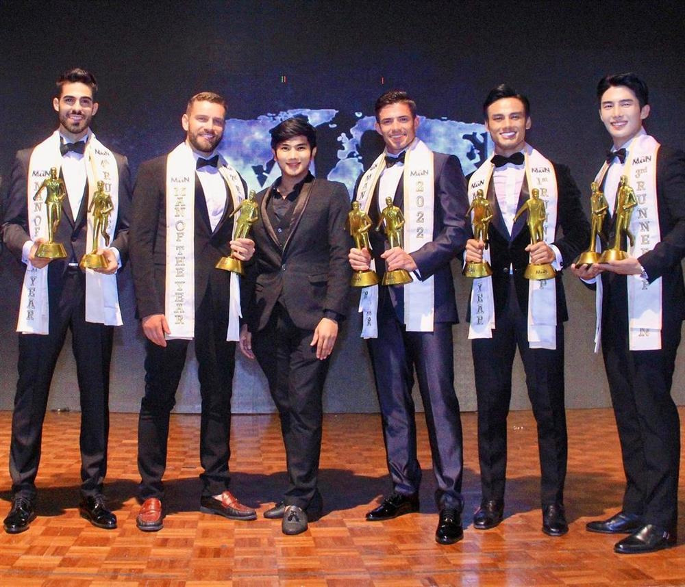 Hương Giang chụp cùng ông chủ Missosology sau 3 năm vỗ mặt-1