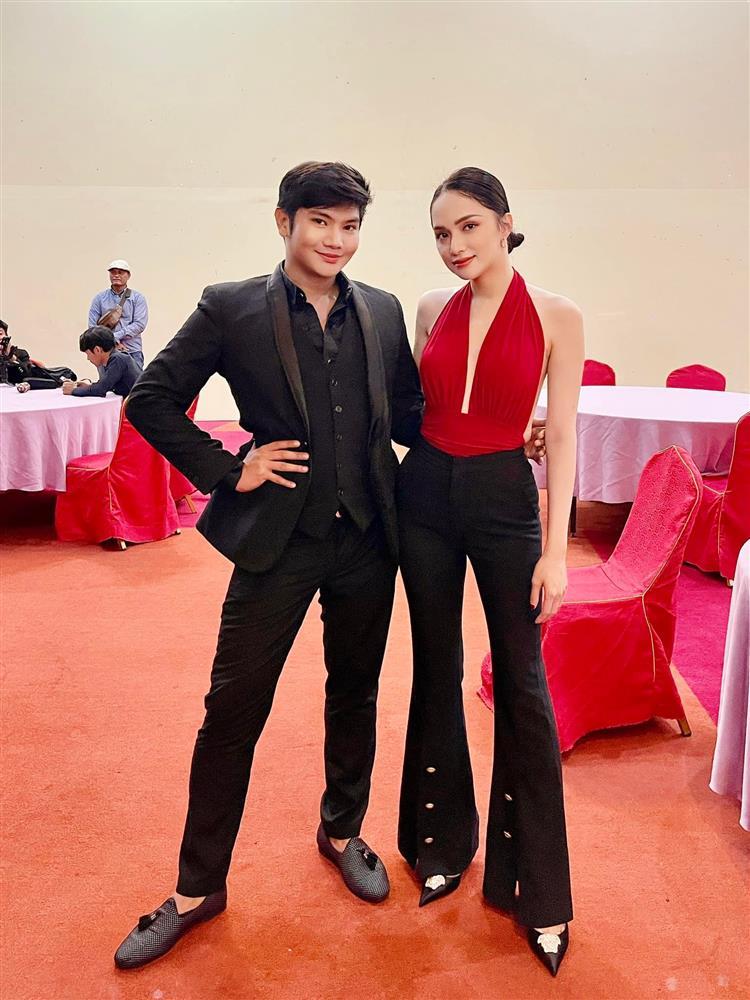 Hương Giang chụp cùng ông chủ Missosology sau 3 năm vỗ mặt-2