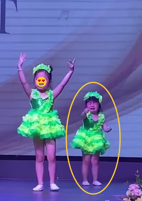 Cô bé vừa múa, vừa khóc ngay trên sân khấu khiến ai cũng bật cười-2