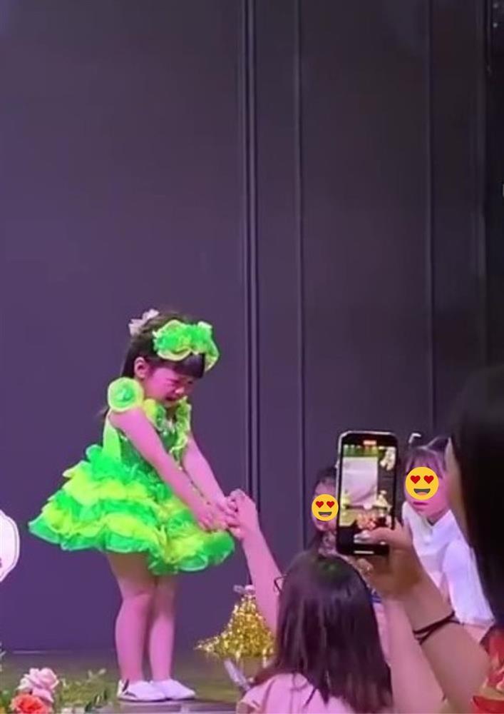 Cô bé vừa múa, vừa khóc ngay trên sân khấu khiến ai cũng bật cười-3