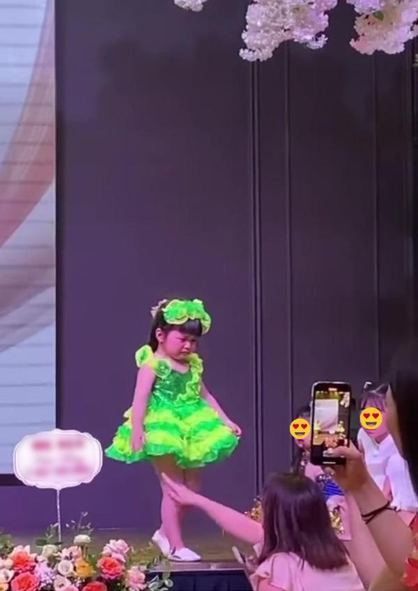 Cô bé vừa múa, vừa khóc ngay trên sân khấu khiến ai cũng bật cười-4