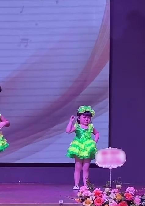 Cô bé vừa múa, vừa khóc ngay trên sân khấu khiến ai cũng bật cười-5
