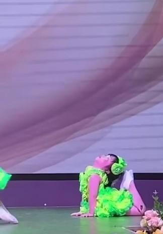 Cô bé vừa múa, vừa khóc ngay trên sân khấu khiến ai cũng bật cười-6