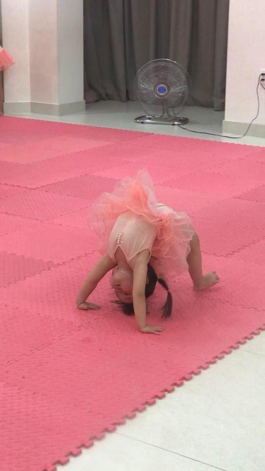 Cô bé vừa múa, vừa khóc ngay trên sân khấu khiến ai cũng bật cười-7