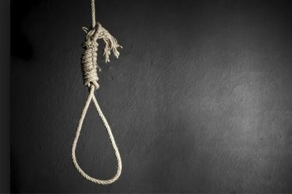 Nữ sinh lớp 11 bị bạn lột đồ, làm nhục giữa đường-2