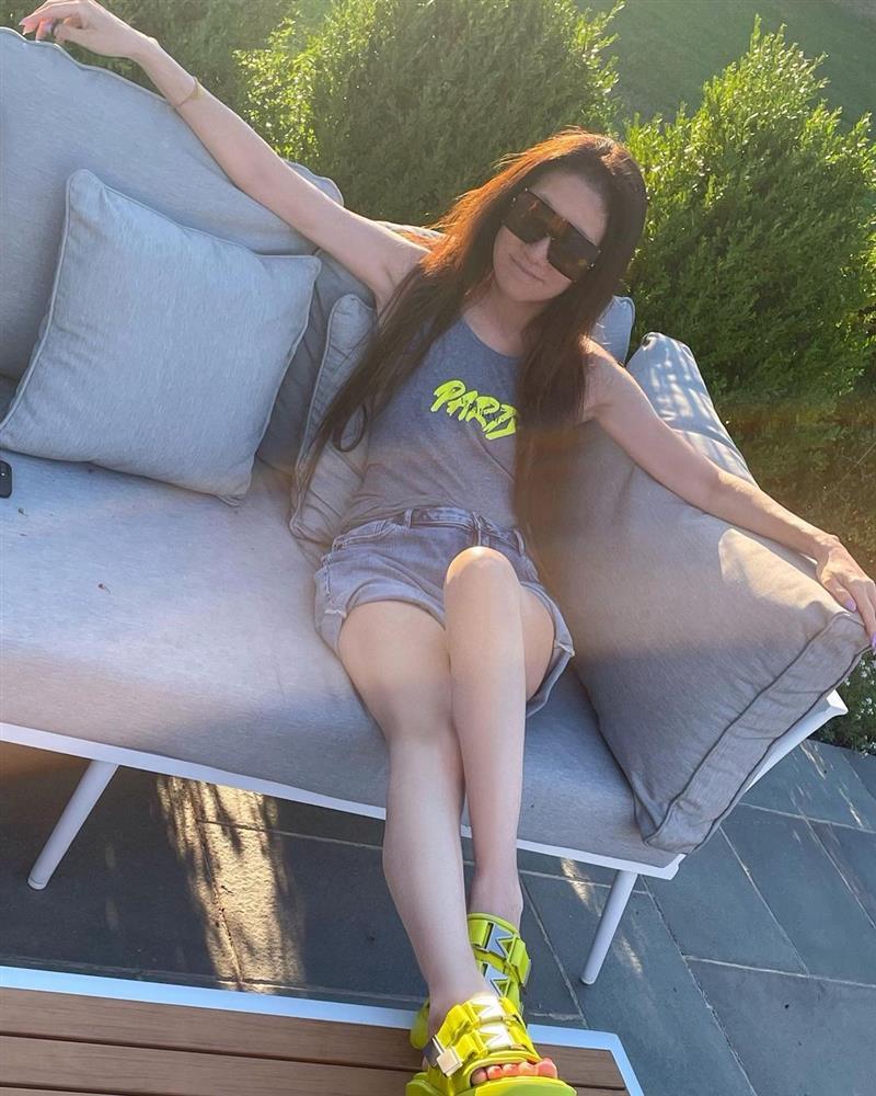 Vera Wang 73 tuổi khoe ảnh mặt nhàu phụ huynh, chân nuột học sinh-2