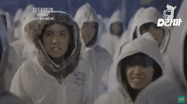 Những lần fan Kpop choảng nhau ngoài đời vì idol-1