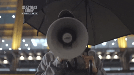 Những lần fan Kpop choảng nhau ngoài đời vì idol-2