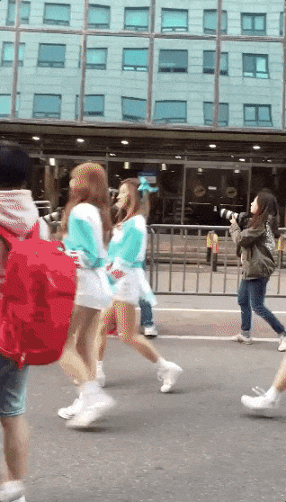 Những lần fan Kpop choảng nhau ngoài đời vì idol-3