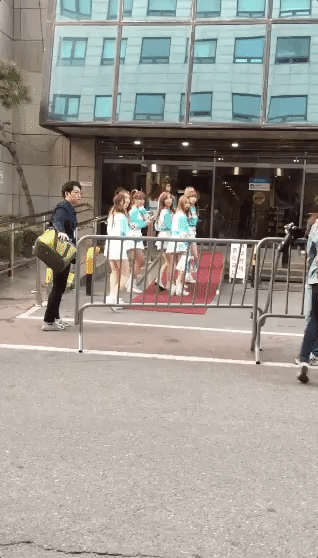 Những lần fan Kpop choảng nhau ngoài đời vì idol-4