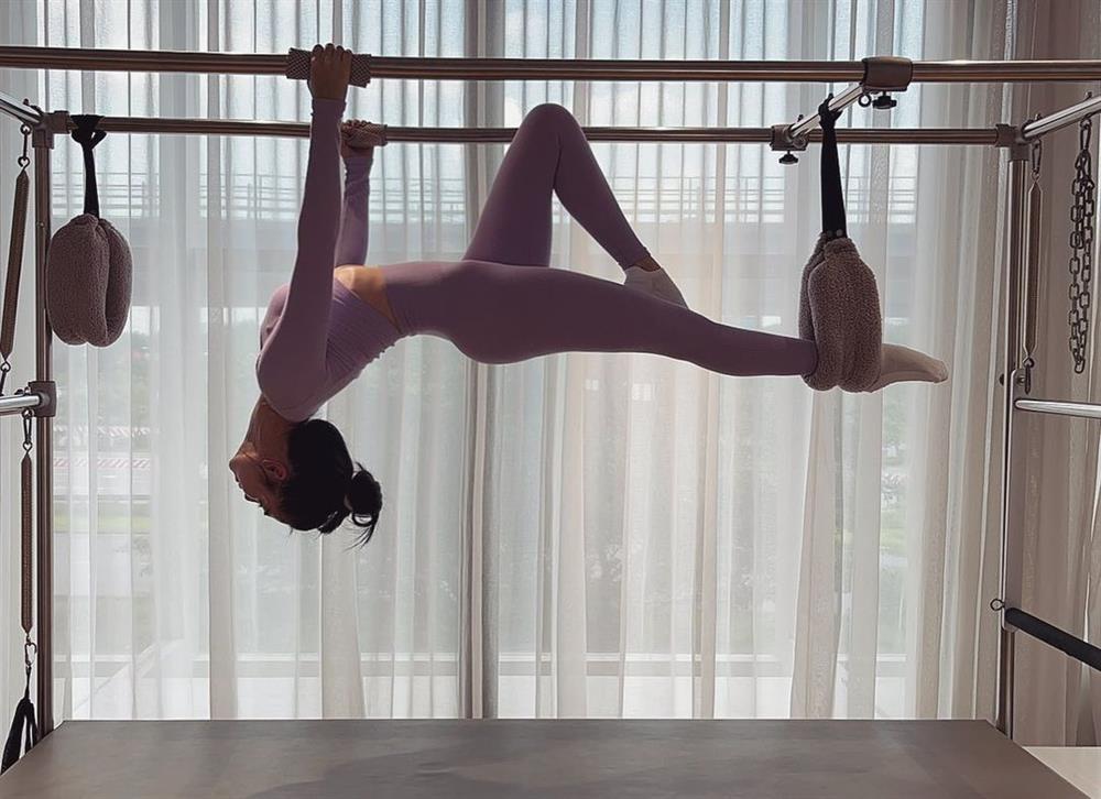 Ngọc Trinh đu theo BlackPink tập pilates để cải thiện vóc dáng-1
