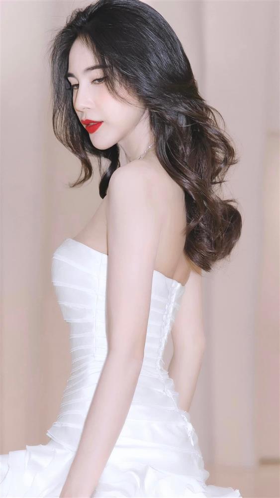 Thủy Tiên đụng hàng Đỗ Thị Hà, ca sĩ có thắng hoa hậu?-2