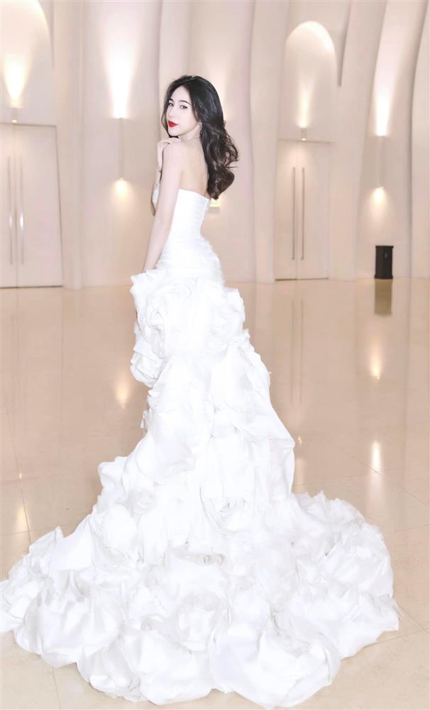 Thủy Tiên đụng hàng Đỗ Thị Hà, ca sĩ có thắng hoa hậu?-4