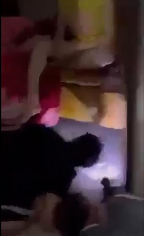 Bố mẹ chồng bắt quả tang con dâu đưa bồ về trốn dưới gầm giường-1