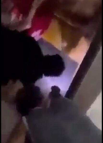 Bố mẹ chồng bắt quả tang con dâu đưa bồ về trốn dưới gầm giường-2